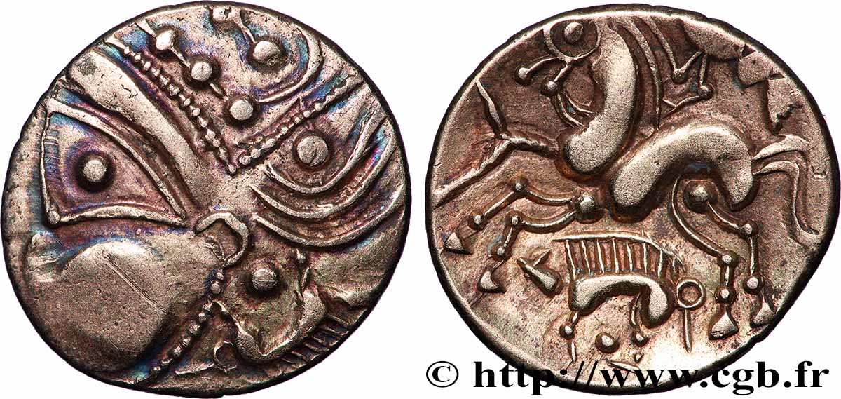 AULERQUES ÉBUROVICES (Région d Évreux) Hémistatère aux sangliers en électrum, revers à gauche TTB+/SUP