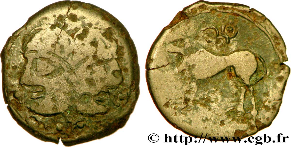 SUESSIONS (région de Soissons) Bronze à la tête janiforme, classe II aux annelets pointés TB