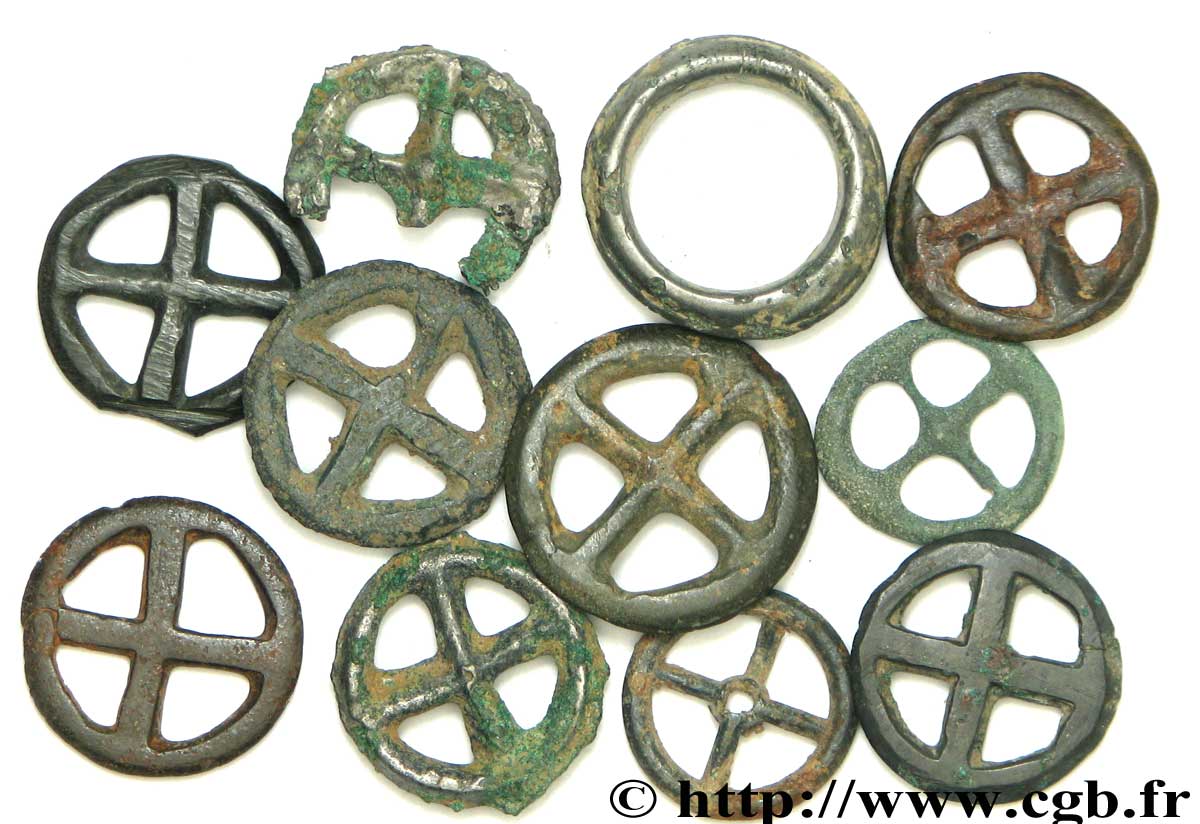 ROUELLES Lot de 10 rouelles à 4 rayons, en potin et 1 anneau en bronze lot