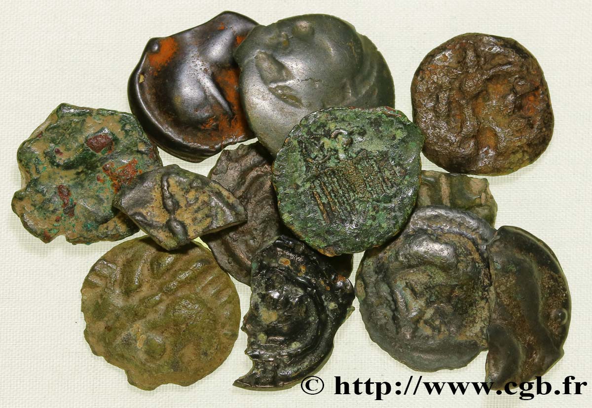 GALLO-BELGIANO - CELTICO Lot de 5 potins, 3 bronzes et 4 potins fragmentaires lote