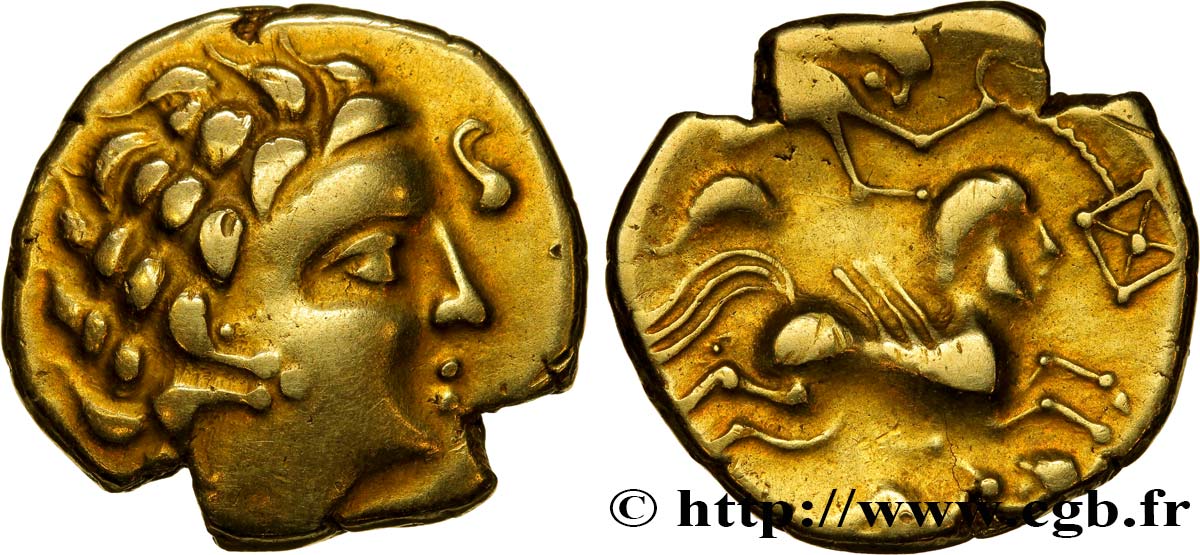 GALLIA - AULERCI CENOMANI (Regione di Mans) Statère d or au cheval anthropomorphe et au personnage allongé, tenant deux objets ovoïdes q.SPL