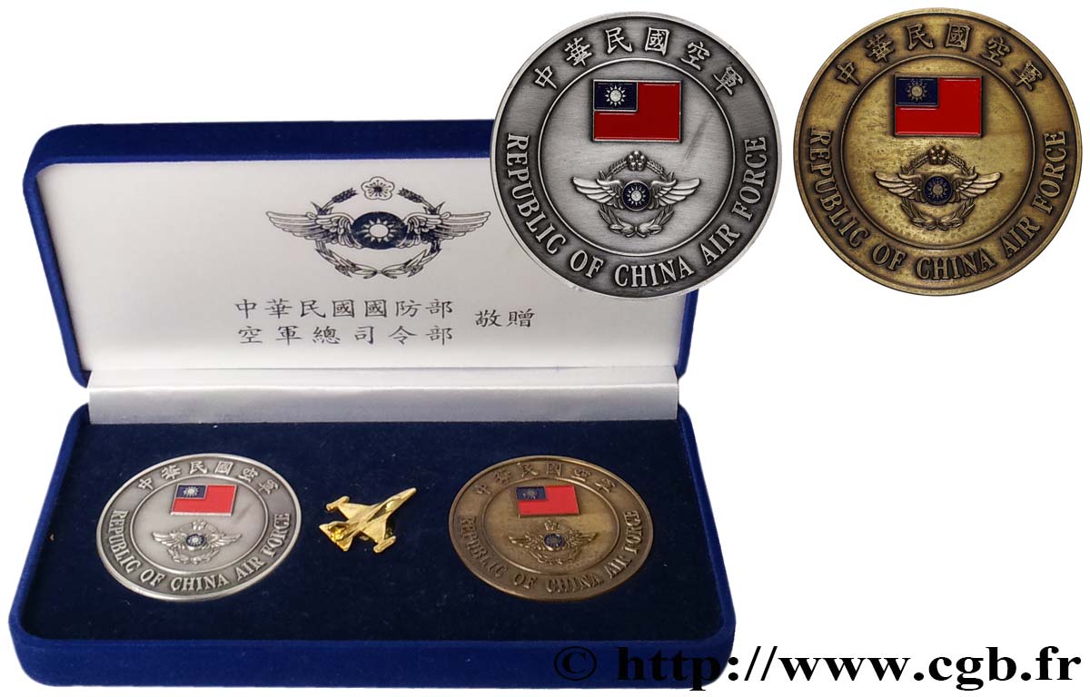 RÉPUBLIQUE DE CHINE (TAIWAN) Coffret de deux médailles, Air Force, offert par le commandant général SUP
