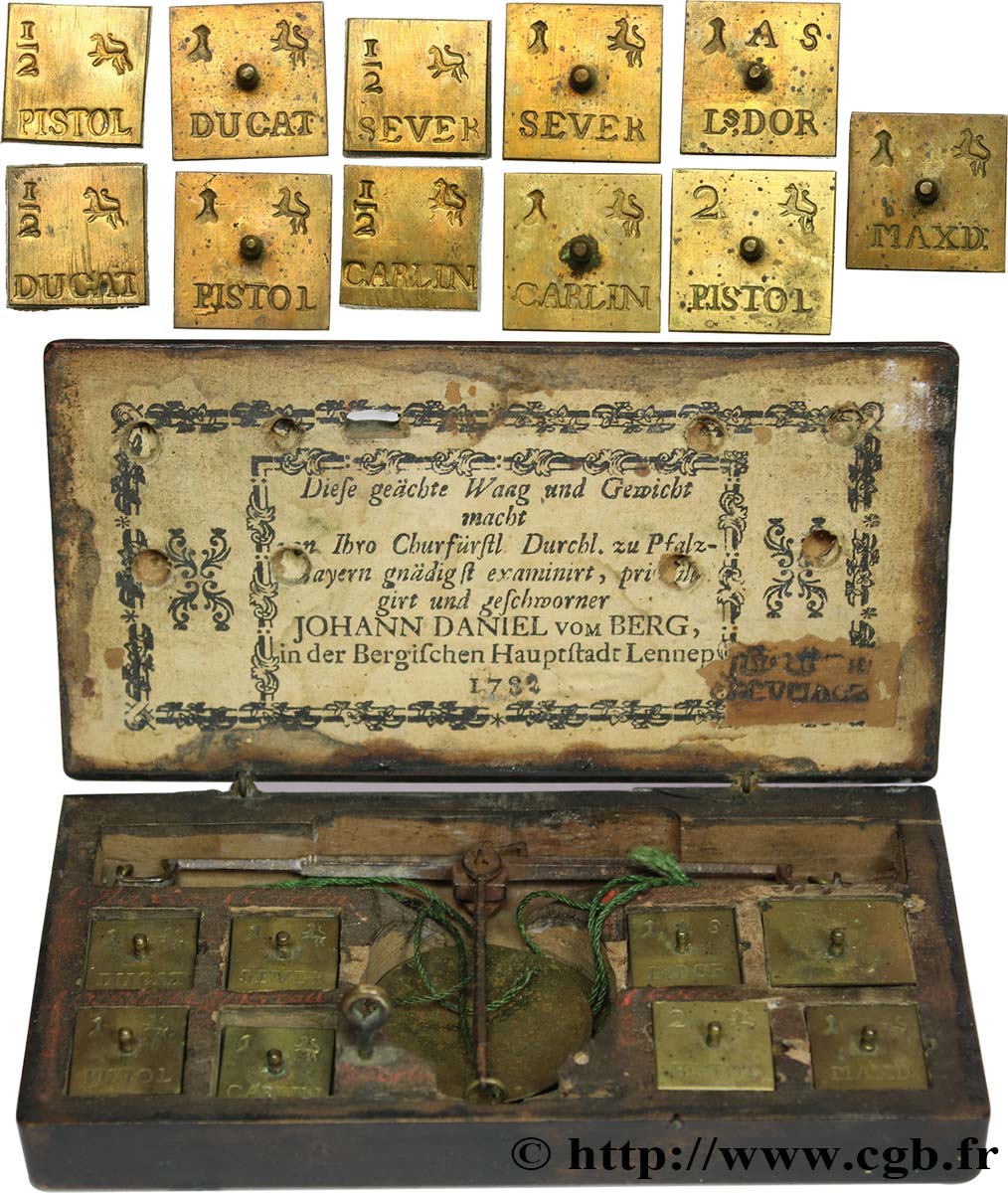 BOÎTE DE CHANGEUR - ALLEMAGNE - XVIIIe SIÈCLE Boîte avec trébuchet et 11 poids 1782  TTB