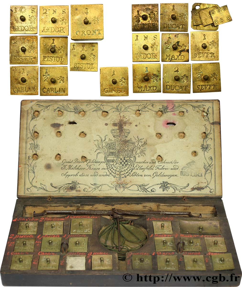 BOÎTE DE CHANGEUR - ALLEMAGNE - XVIIIe SIÈCLE Boîte avec trébuchet, 17 poids et 4 lamelles n.d.  TTB