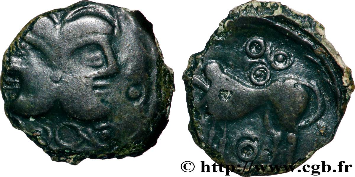 SUESSIONS (région de Soissons) Bronze à la tête janiforme, classe II aux annelets pointés TB+