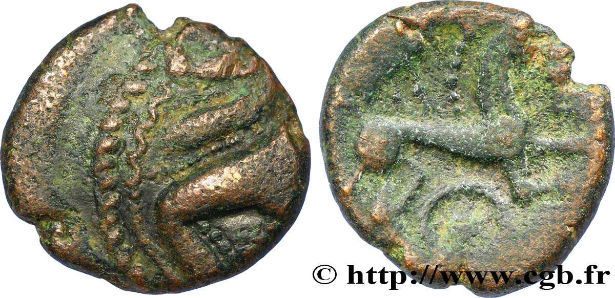 BELLOVAQUES (Région de Beauvais) Bronze au personnage courant, à l’oiseau et à la rouelle TB+