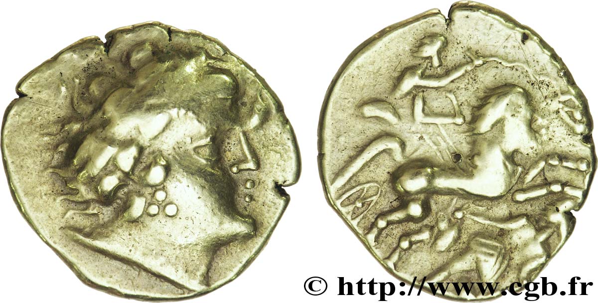 AULERQUES CÉNOMANS (Région du Mans) Statère d or au cheval androcéphale et au personnage allongé, tenant deux objets ovoïdes TTB