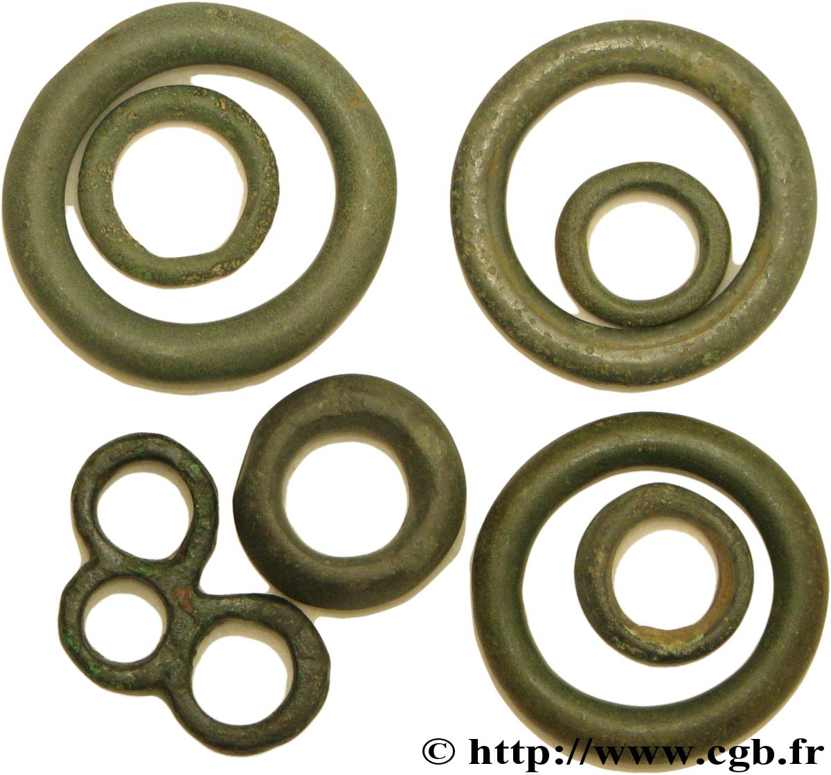  ROUELLE  RAGELD Lot de 8 rouelles, anneaux ou perles en bronze lot