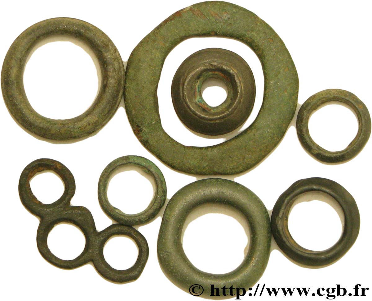 ROUELLES Lot de 8 rouelles, anneaux ou perles en bronze lot