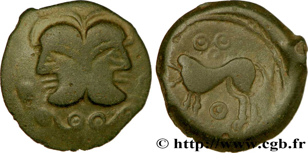 SUESSIONS (région de Soissons) Bronze à la tête janiforme, classe II aux annelets pointés TTB