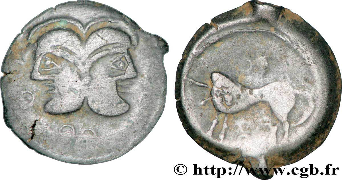 GALLIA BELGICA - SUESSIONES (Regione de Soissons) Bronze à la tête janiforme, classe II aux annelets vides BB/MB
