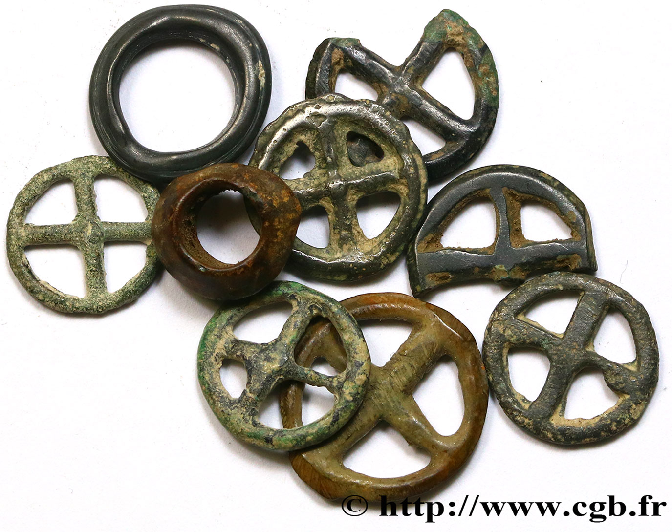 ROUELLES  Lot de 7 rouelles à 4 rayons, en potin et 2 anneaux en bronze lot