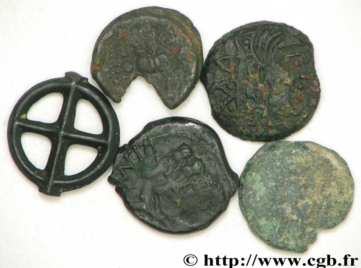 GALLO-BELGIAN - CELTICA Lot de quatre bronzes et une rouelle lotto