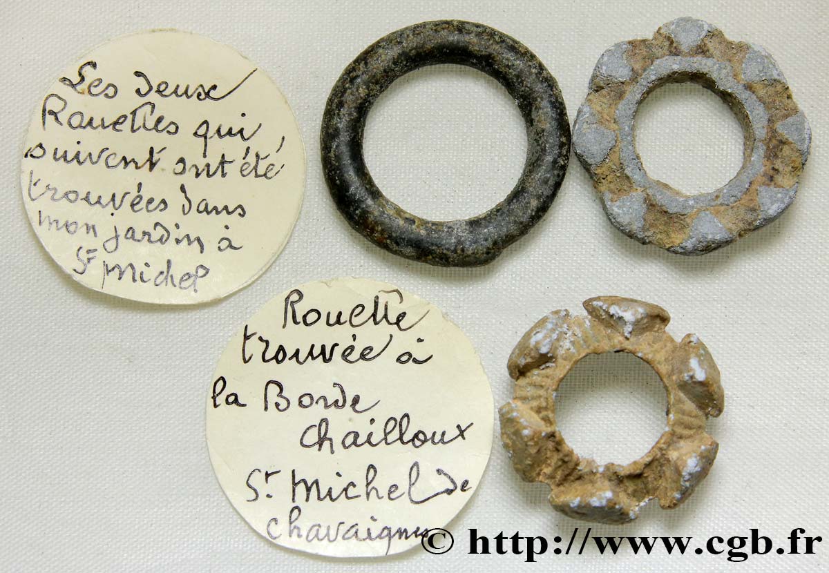 ROUELLES Lot de 2 fusaïoles en plomb et 1 anneau en bronze lot