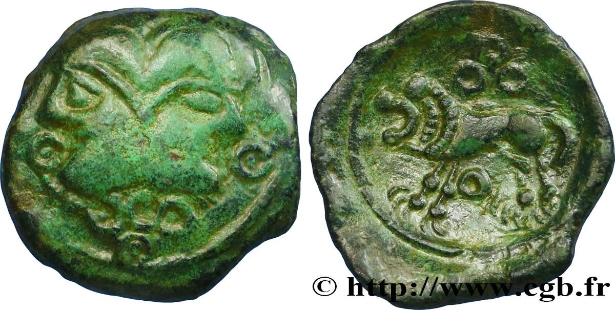 SUESSIONS (région de Soissons) Bronze à la tête janiforme, classe II aux annelets pointés TTB+/SUP
