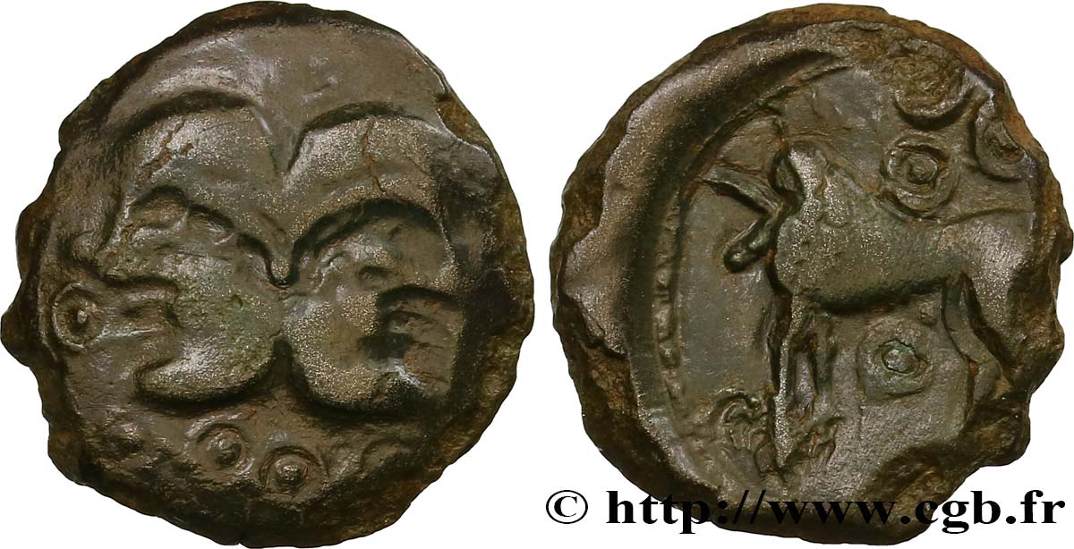 SUESSIONS (région de Soissons) Bronze à la tête janiforme, classe II aux annelets pointés TTB