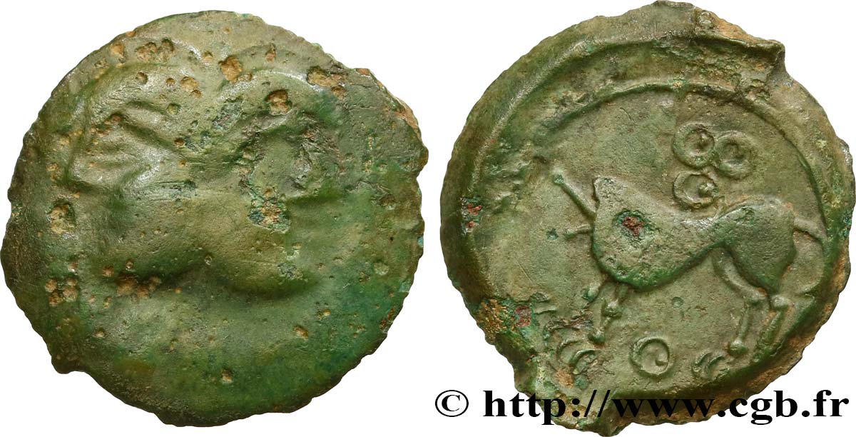 SUESSIONS (région de Soissons) Bronze à la tête janiforme, classe II aux annelets pointés TB+/TTB