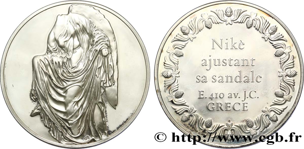 THE 100 GREATEST MASTERPIECES Médaille, Nikè ajustant sa sandale EBC