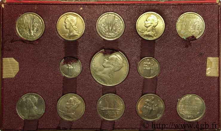 UNIóN FRANCESA - CUARTA REPúBLICA Boîte de 23 essais Union Française pour les colonies en bronze-nickel 1948 et 1949 Monnaie de Paris SC 
