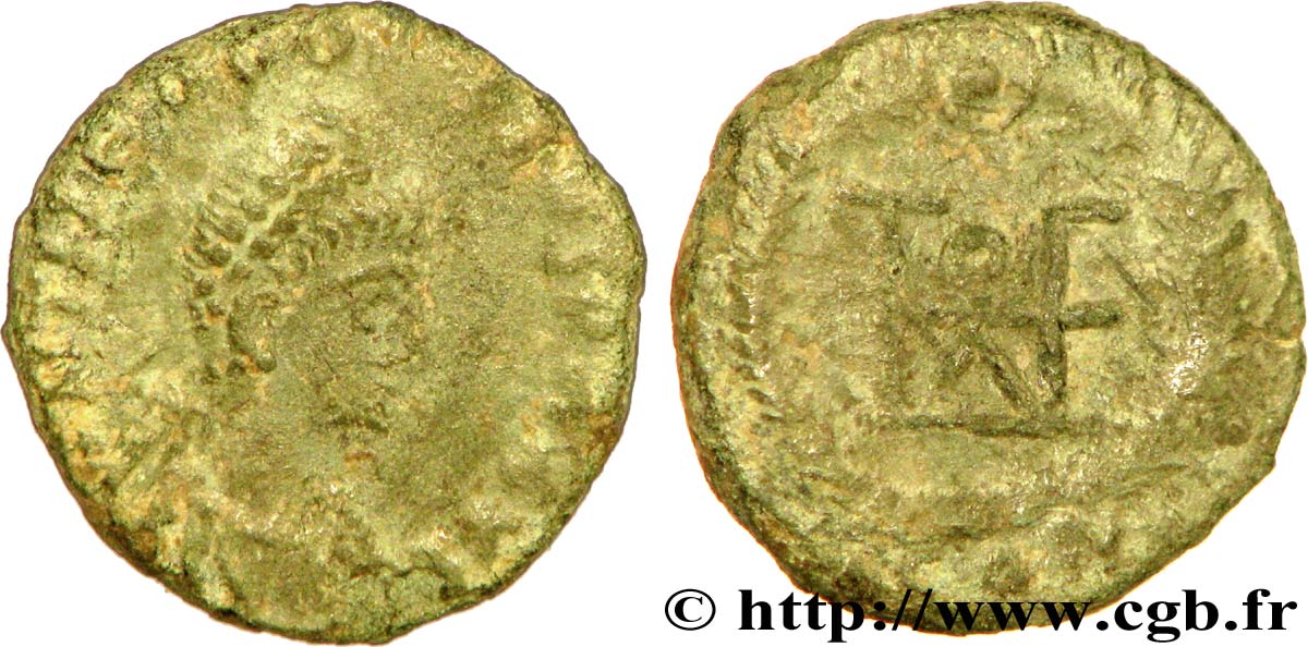 THÉODOSE II Nummus, (PBQ, Æ 4) TB