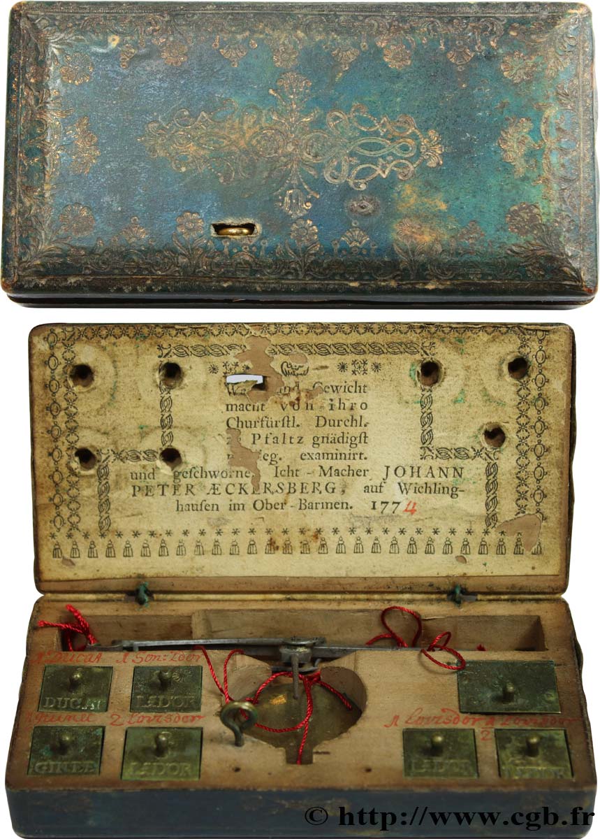 BOÎTE DE CHANGEUR - ALLEMAGNE - XVIIIe SIÈCLE Boîte avec trébuchet et 7 poids 1774  TTB