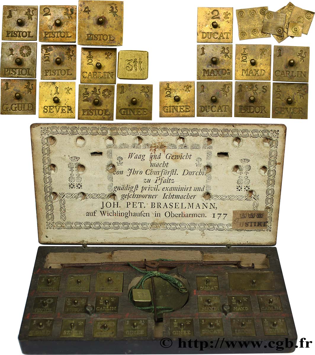 BOÎTE DE CHANGEUR - ALLEMAGNE - XVIIIe SIÈCLE Boîte avec trébuchet, 19 poids et 6 lamelles 177(?)  TTB