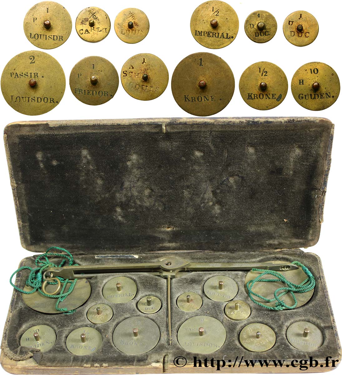 BALANCE Boîte avec trébuchet et 12 poids c. XIXe siècle  XF